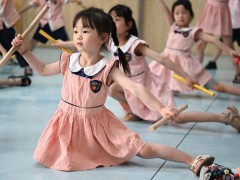 5岁女孩跳英歌舞又猛又萌 非遗文化新传承之星【头条】