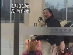 母亲大包小包跨越600多公里看望女儿 无私母爱温暖人心