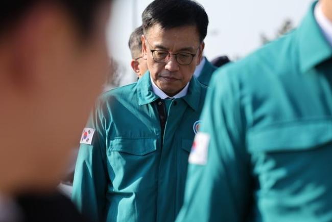 崔相穆被称走在政治钢索上的人，风波不断的代理期