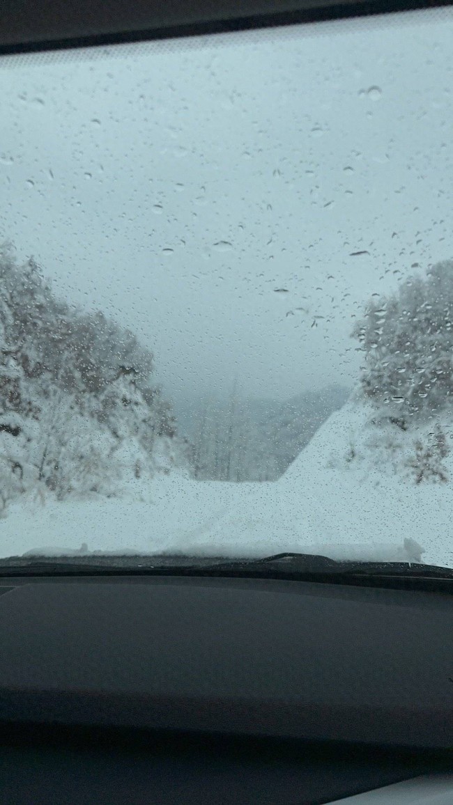 暴雪阻路有人合力推车有人直播求助