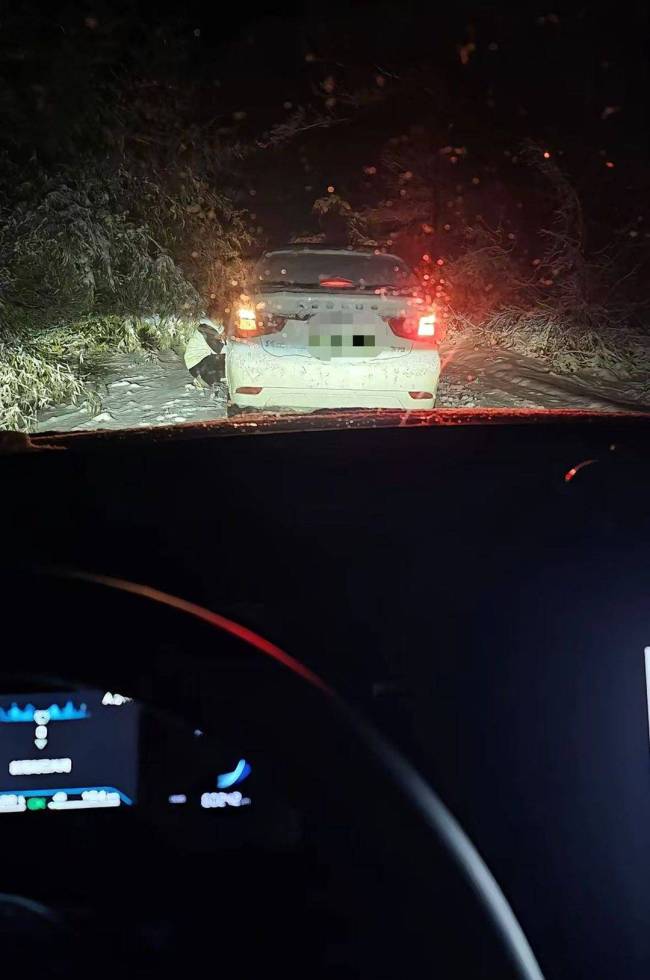 暴雪阻路有人合力推车有人直播求助 人间真情暖寒冬
