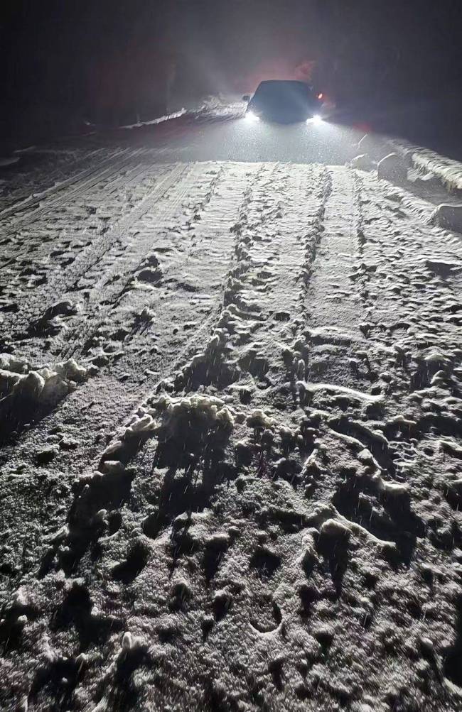 暴雪阻路有人合力推车有人直播求助 人间真情暖寒冬