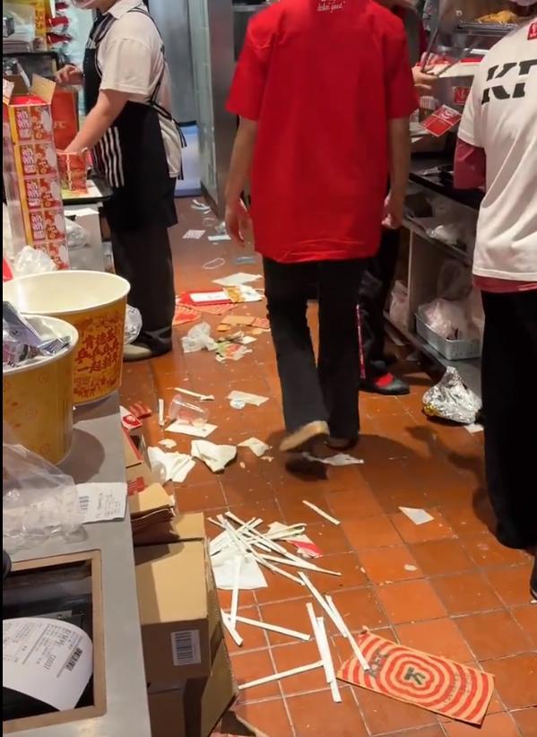 肯德基满地垃圾无人收 脏乱环境引热议