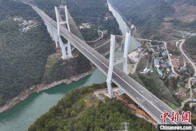 航拍贵州楠木渡乌江大桥返程车流 春节假期尾声高峰