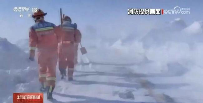 内蒙古近百人因风吹雪被困 救援人员徒步行进解救