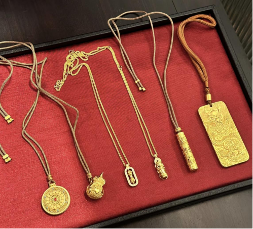 排队至少6小时起！年轻人们带着小马扎去SKP抢购老铺黄金