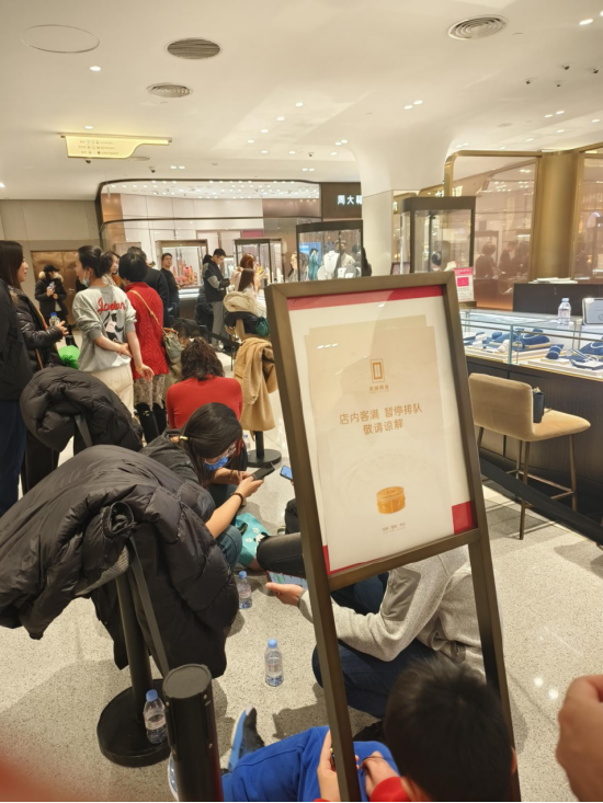 排队至少6小时起！年轻人们带着小马扎去SKP抢购老铺黄金