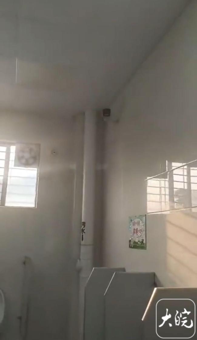 广州一中学被曝厕所装监控