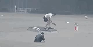 救三人的菜刀哥突发疾病昏迷