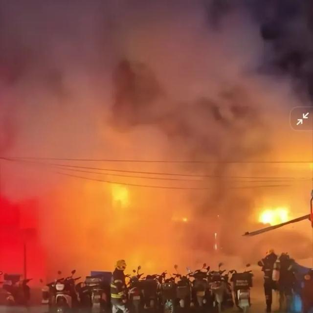 青岛一电动车店突发火情