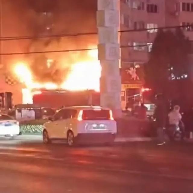 青岛一电动车店突发火情 深夜爆燃损失惨重