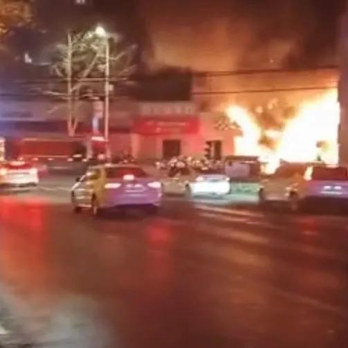 青岛一电动车店突发火情 深夜爆燃损失惨重