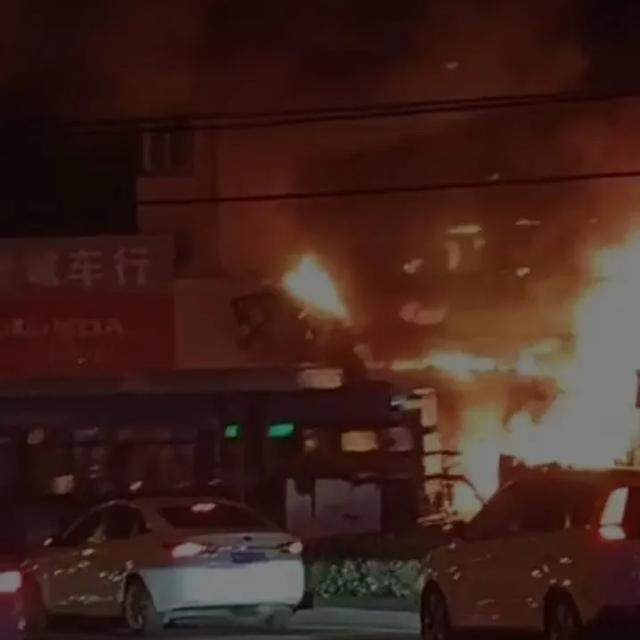 青岛一电动车店突发火情 深夜爆燃损失惨重