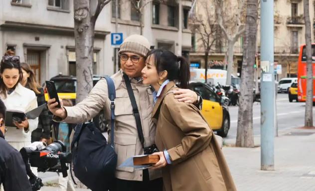 胡静老公跪在地上帮她拍照 