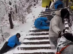 黄山大雪有游客台阶上摔倒滑行20米 景区安全引热议