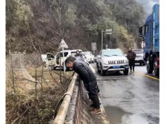 男子自驾318川藏线车失控翻下桥 司机试图自救引发关注