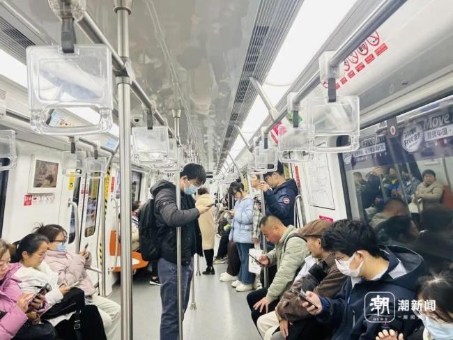 男子拉断地铁拉环 网友：关心赔多少 安全性引热议