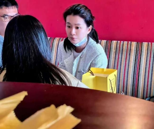 网友在澳门偶遇乔欣与赖柏霖 甜蜜互动引热议