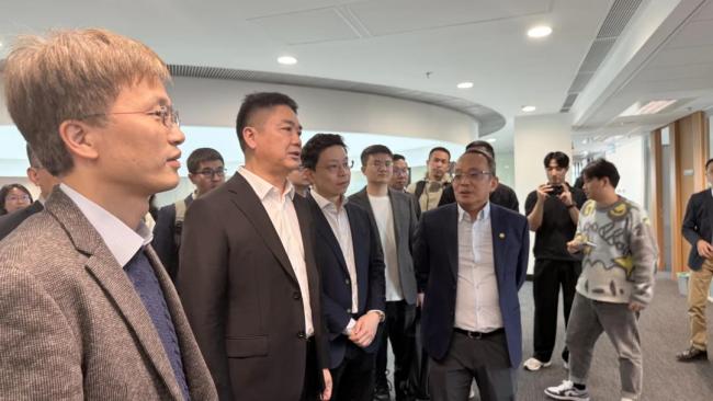 刘强东现身港科大