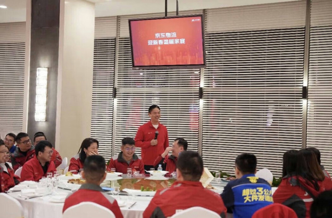 刘强东现身港科大 参观人工智能项目