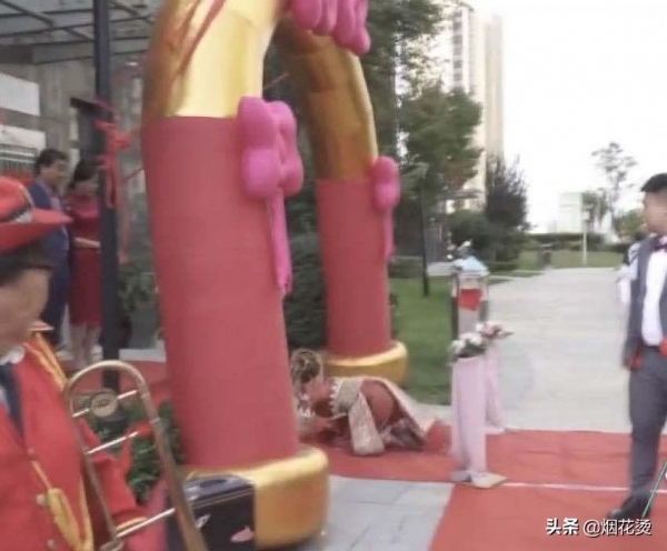 新娘上婚车前跪拜父母
