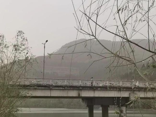沙尘暴抵达四川 网友：已吃到沙子