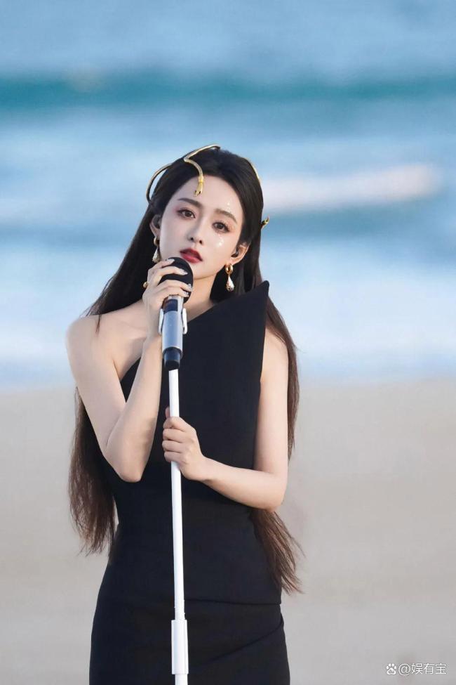 何泓姗回应《浪姐》争议 金蛇造型引发热议