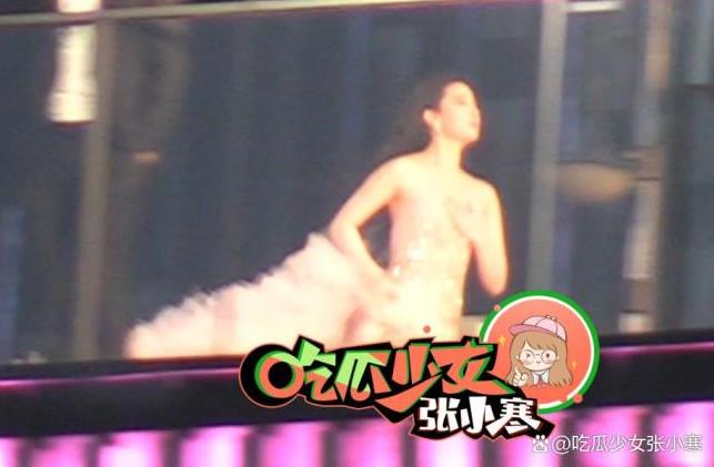 刘亦菲穿拖尾裙奔跑好像在逃公主