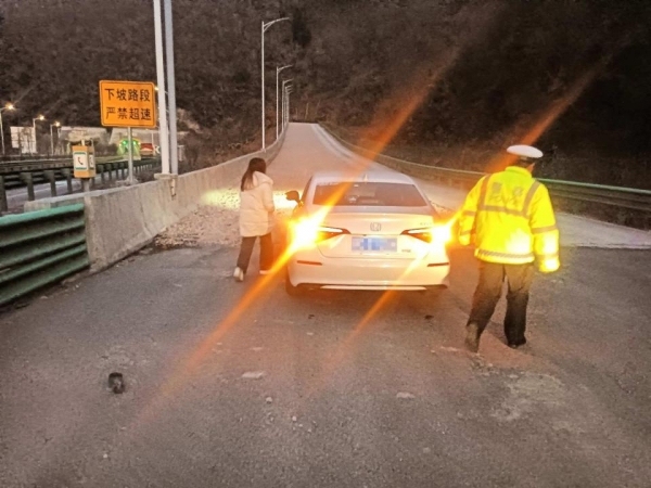男子高速上逆行疾驰30公里 交警怒吼及时制止