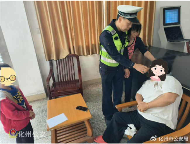 男子晕倒瞬间被民警一把扶住
