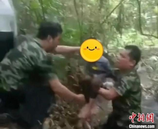 走失男童被找回 村民舞狮庆祝