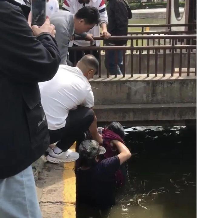 找到了！跳湖救人迷彩帽哥曾在洪水中救过人