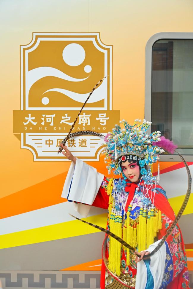 大河之南号旅游列车让出行更具特色 沉浸式体验中原文化
