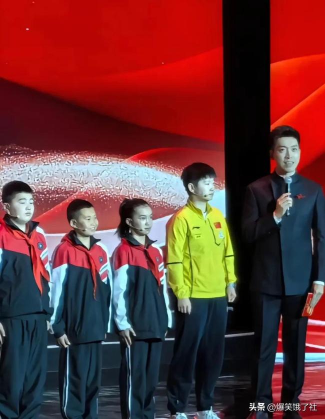 孙颖莎发言 身旁小朋友探头看 萌态十足引关注