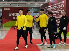 国足外籍守门员教练考察刘殿座 蓉城门神成焦点