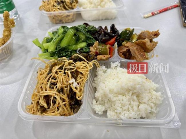 游客在荣昌政府食堂1天吃了千斤猪肉 超7000人就餐创纪录