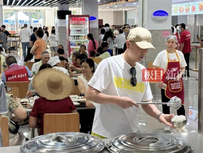 游客在荣昌政府食堂1天吃了千斤猪肉 超7000人就餐创纪录
