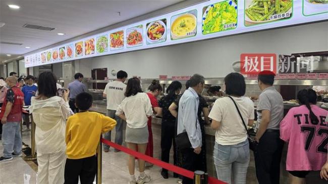 游客在荣昌政府食堂1天吃了千斤猪肉 超7000人就餐创纪录