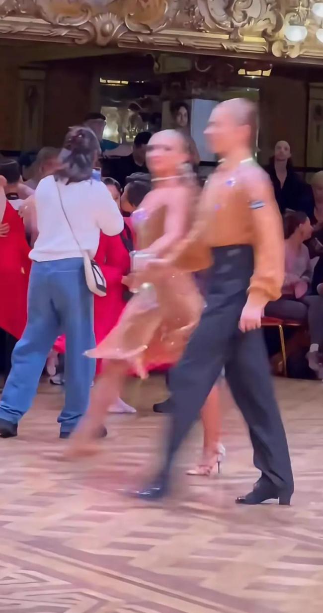 孙俪陪女儿英国参加拉丁舞比赛,11岁小花获得冠军被男老师脸颊吻