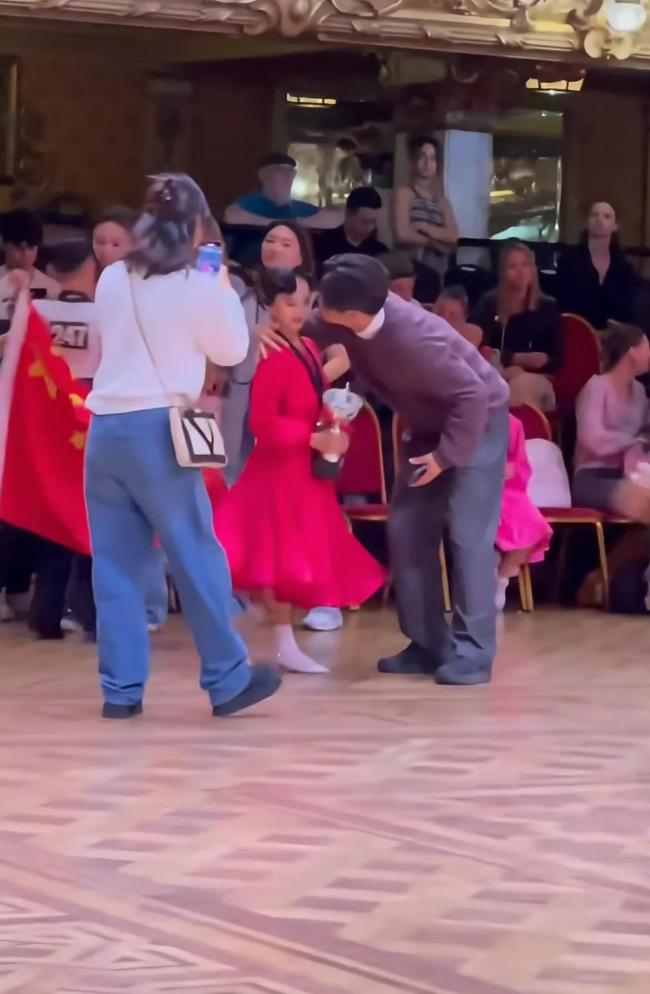 孙俪陪女儿英国参加拉丁舞比赛,11岁小花获得冠军被男老师脸颊吻