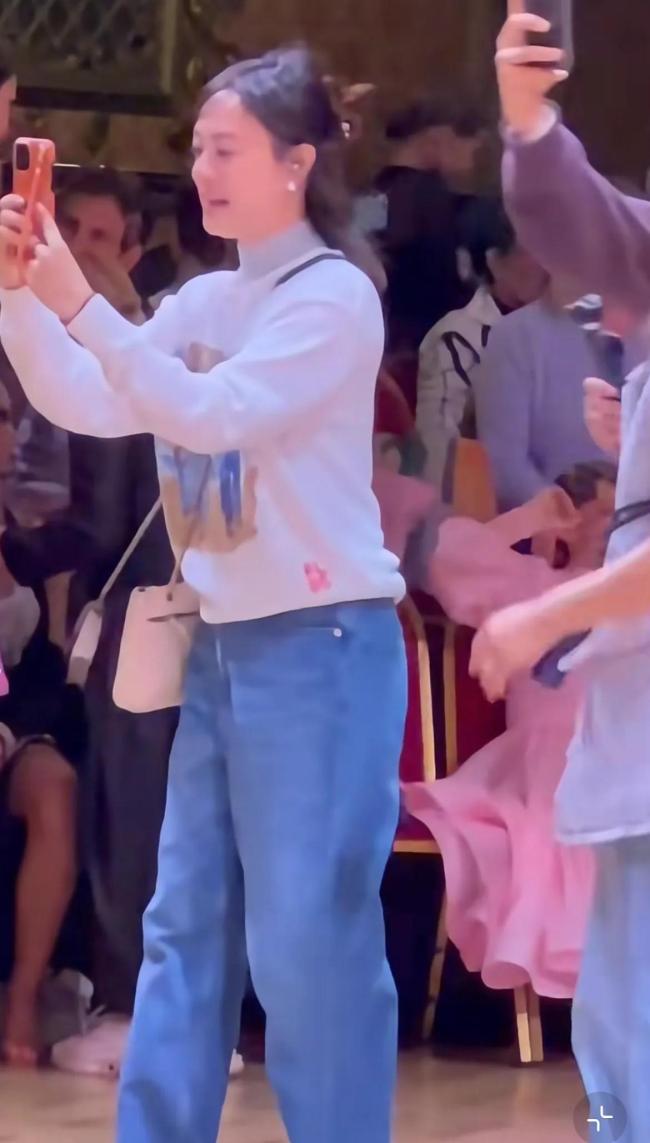 孙俪陪女儿英国参加拉丁舞比赛,11岁小花获得冠军被男老师脸颊吻
