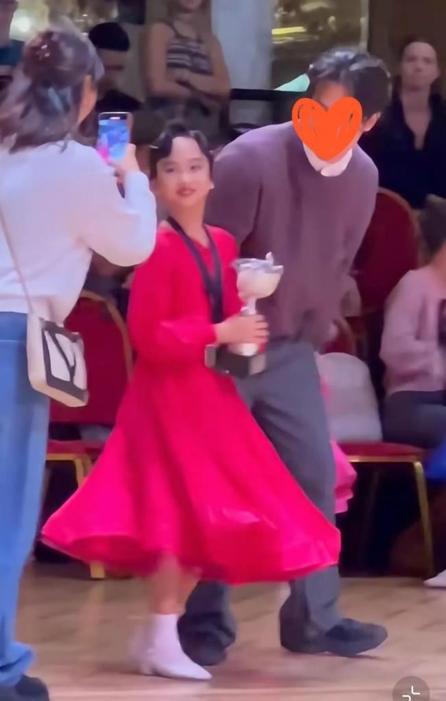 孙俪陪女儿英国参加拉丁舞比赛,11岁小花获得冠军被男老师脸颊吻