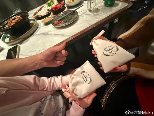 郭富城带俩女儿给方媛做项链 温馨手工传递爱意