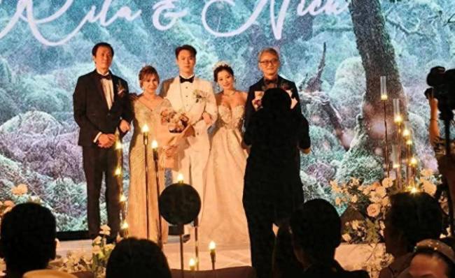郭富城方媛参加婚礼 手牵手秀恩爱