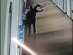 小学生调皮被老师拎身子悬空窗外 教师不当惩戒引发争议
