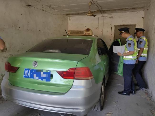 成都交通揪出仿冒出租车 夜间违规载客被查