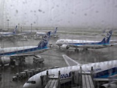 跨国航班乘客空中欲开舱门 男子被制服并送医评估