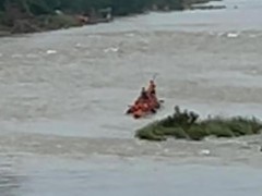含留守老人龙舟队返程逆流勇战险滩 永不放弃的精神