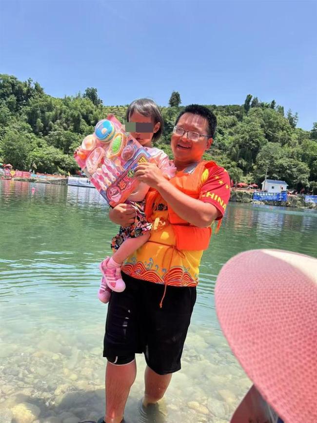 含留守老人龙舟队返程逆流勇战险滩 永不放弃的精神