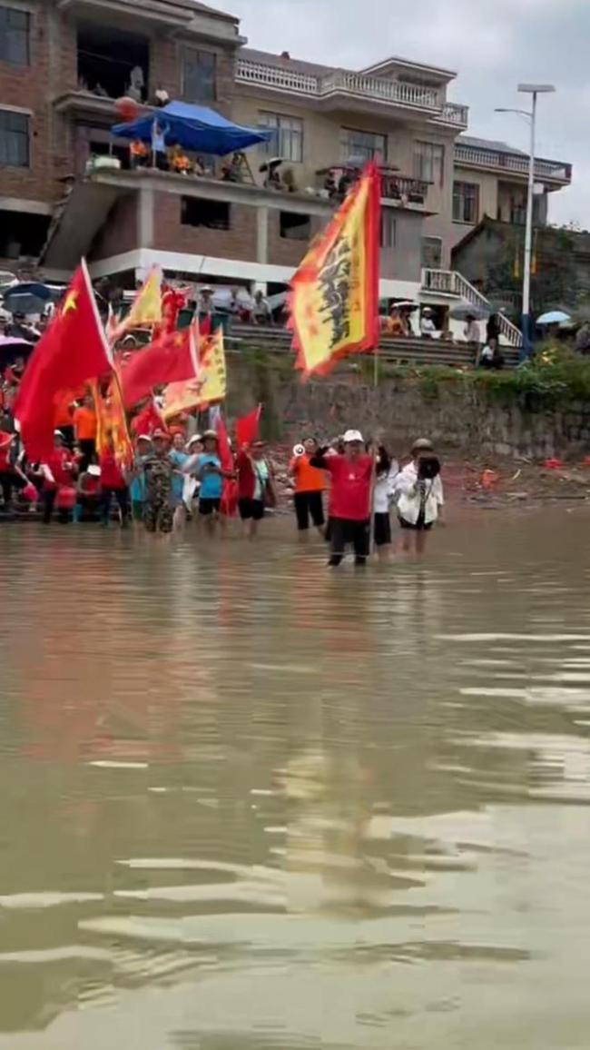 含留守老人龙舟队返程逆流勇战险滩 永不放弃的精神